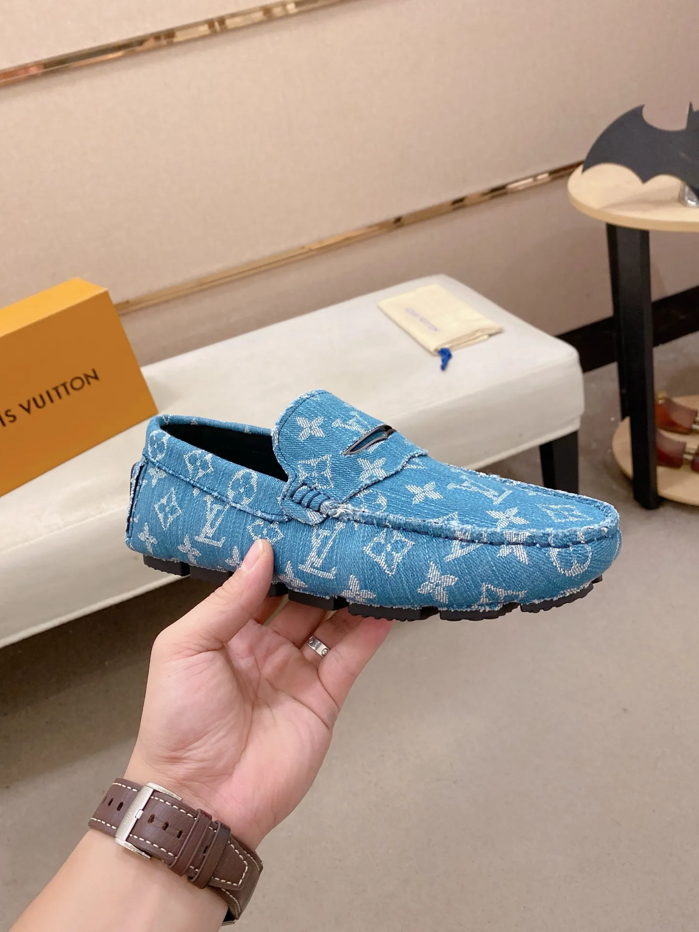 Factory price: 500💰High-end quality! LV 🆕🆕Exclusive hot-selling products in stock🔥🔥New products on the shelves, high-quality Ferragamo men's pea shoes, high-end casual driving shoes, with complete packaging! 💪 💪 Material: Imported official website one-to-one fabric 🐂 + Imported high-quality buffalo leather lining + wear-resistant outsole 👍🏻👍🏻 Features: High-end and comfortable, purely handmade 🚀 🚀 Create the perfect shoes that suit you best 🔥 🔥 Size: (38-44) 45 standard size can be customized!